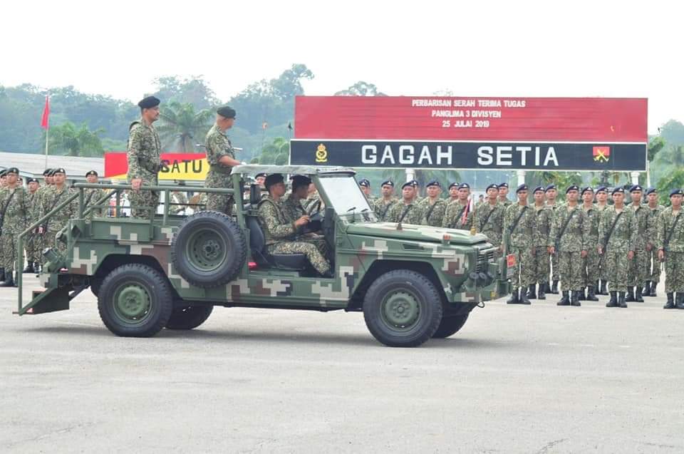 MG Dato’ Mohammad Ab Rahman inspecting 3 Div Parade for the last time