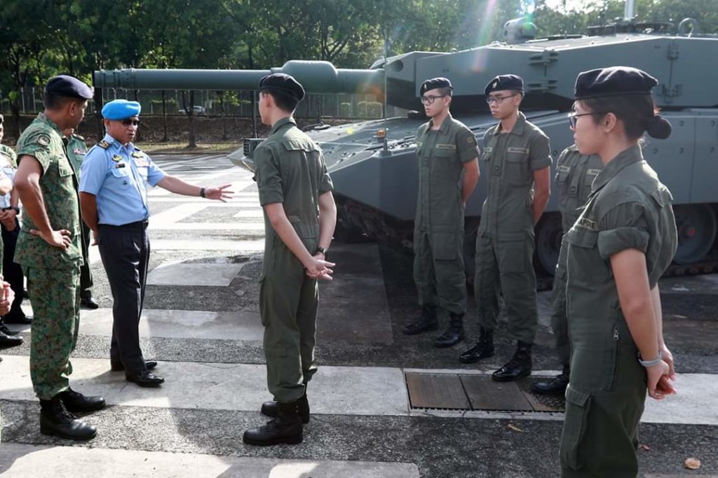 GEN Affendi viewing the 2SG Main Battle Tank