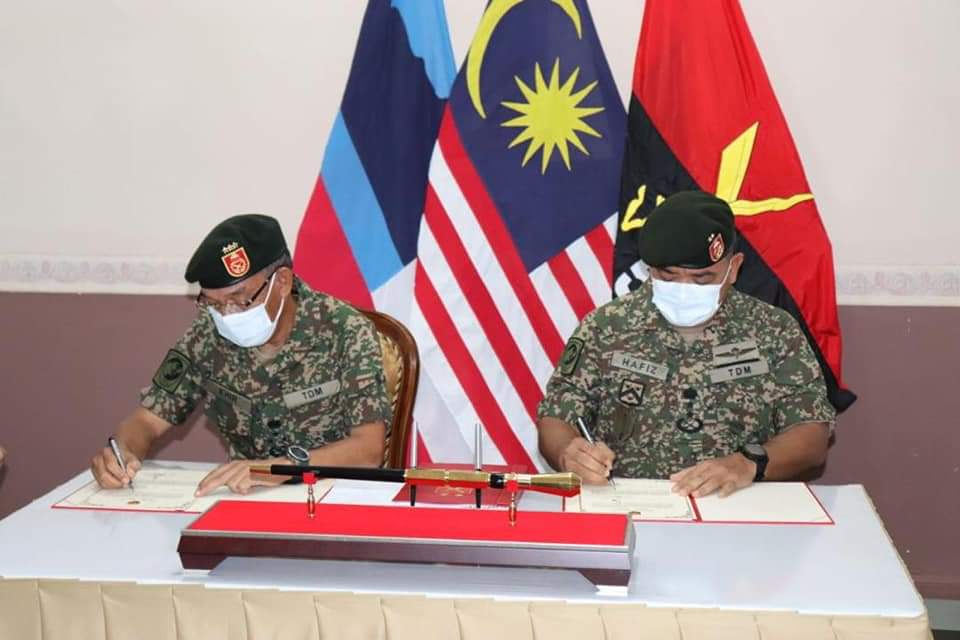 LG Dato' Mohamad Khir Abdullah (Left) and MG Muhammad Hafizuddeain Jantan (Right) 