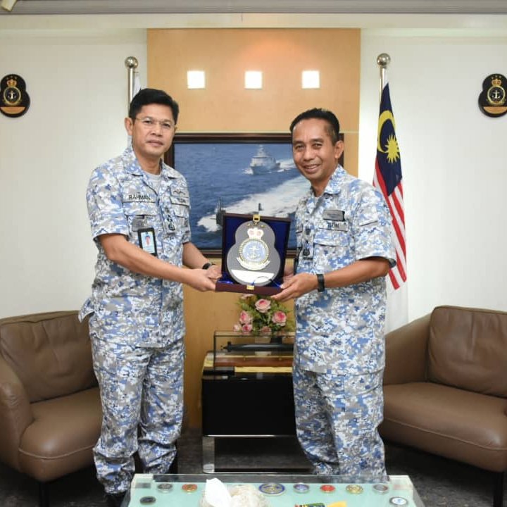 FADM Sahak bin Omar's last courtesy visit as COS Administration on Deputy Chief of Navy  VADM Dato' Abdul Rahman bin Ayob.