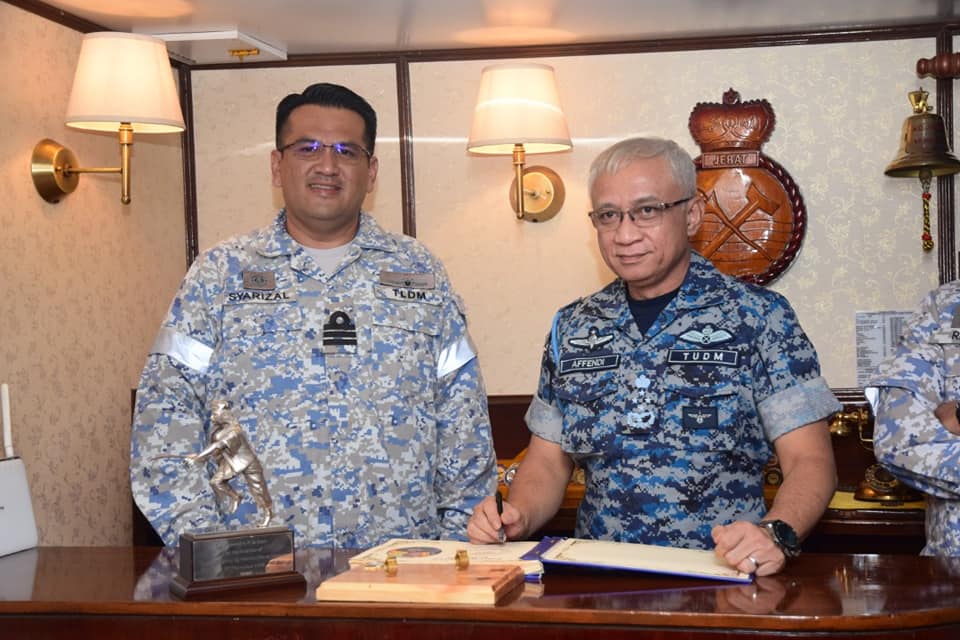 CDF Affendi signs KD Jebat Guestbook