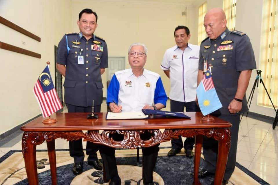 YB Dato' Sri Ismail Sabri bin Yaakob signing the guest book.