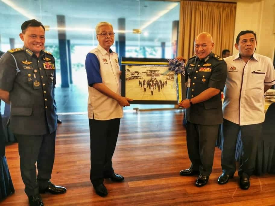 Butterworth Air Base Commander  Shaiful Azuar bin Ariffin presenting Dato' Sri Ismail Sabri bin Yaakob with a momento.