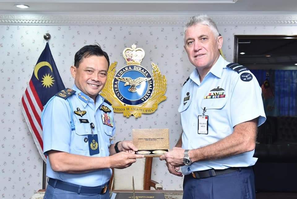 IADS Commander Vice-Marshal Geoffrey Harland with COAF Dato' Sri Ackbal bin Haji Abdul Samad.