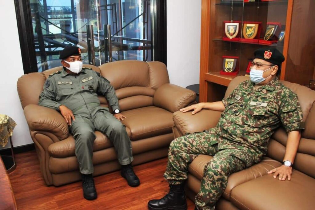 IG DISD BG Hj Mohd Azhar Zainal Abidin (Right) and Commander 4 Brigade (Mech), BG Zaidan Atan (Left).