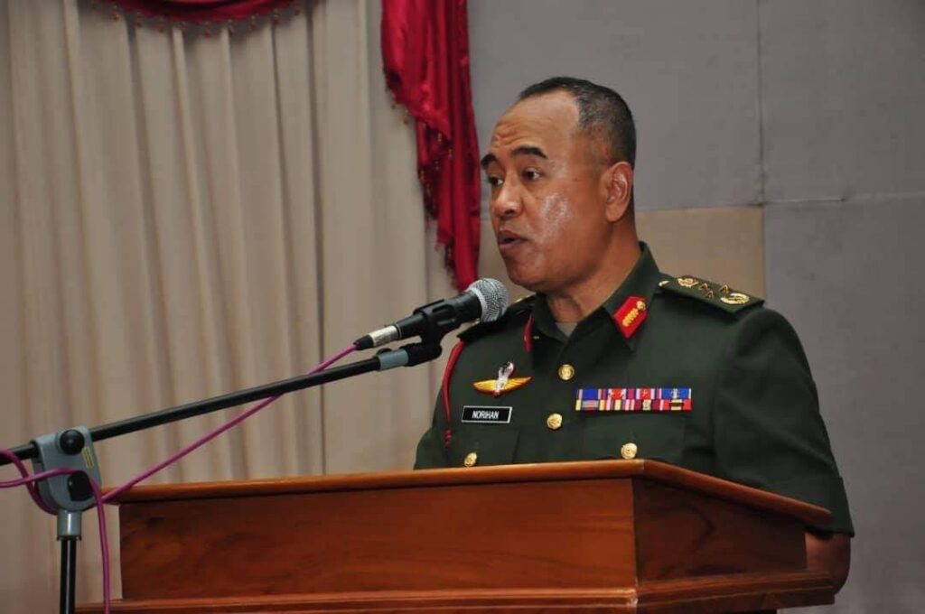 LG Datuk Ahmad Norihan bin Jalal giving his speech after the ceremony