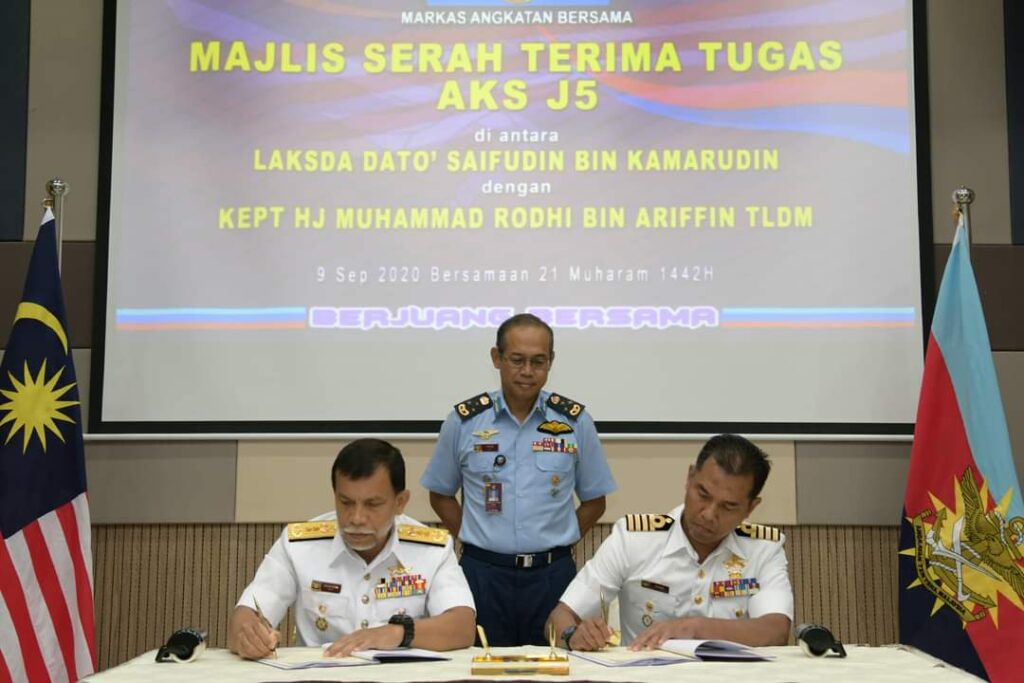 ACOS J5 FADM Dato' Saifudin bin Kamarudin handed over his appointment to CAPT Hj Muhammad Rodhi bin Ariffin.