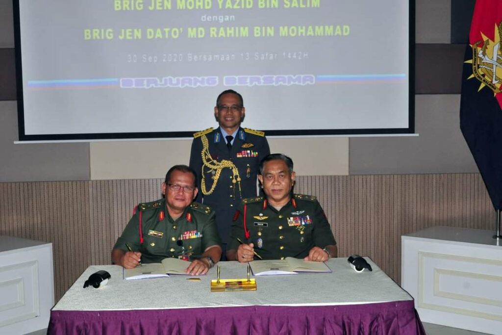 Brig Jen Mohd Yazid bin Salim (left)  handed over the ACOS J2 appointment to Brig Jen Dato’ Md Rahim bin Mohammad (right).