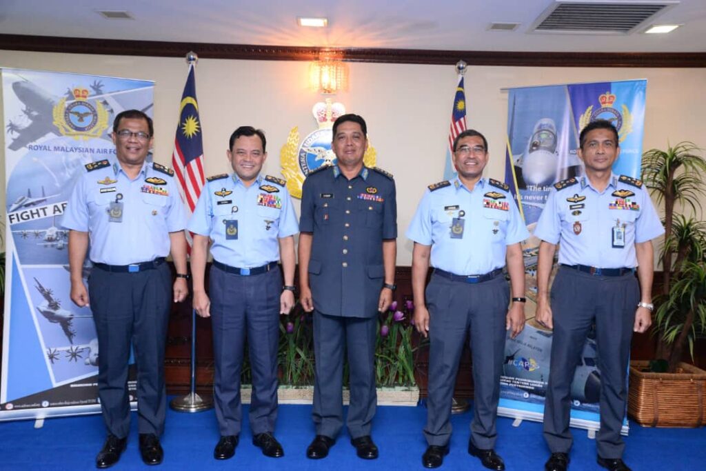 Maj Gen Ir. Mohamad Razip bin A. Samad RMAF (centre)