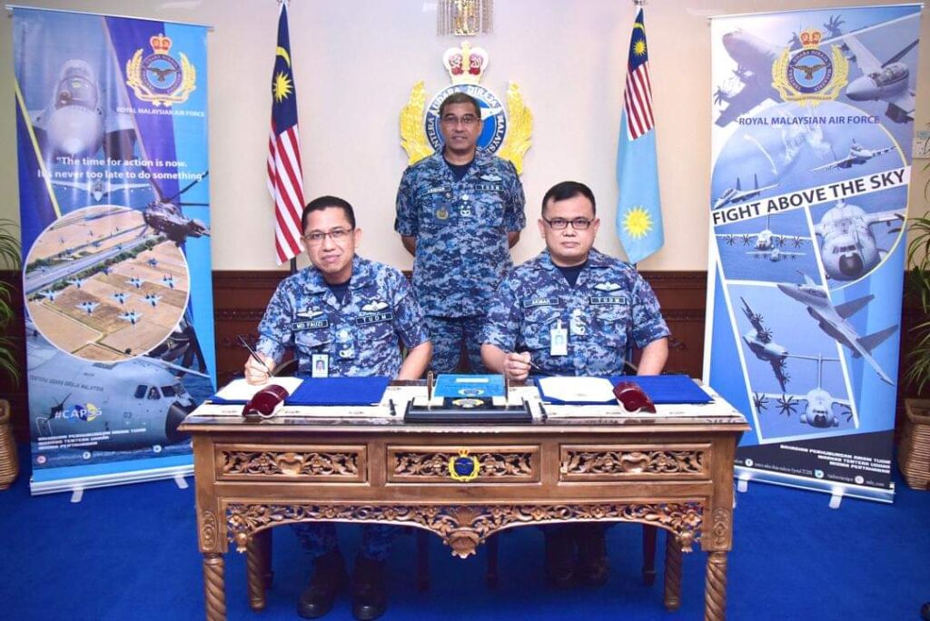 Maj Gen Dato' Noor Mohamad Akmar bin Mohd Dom (Right) taking over as RMAF ACOS Human Resource.