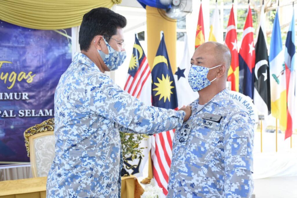 Dy CON presenting the Command Insignia to Vice-Admiral Dato' Sabri bin Zali (Right).