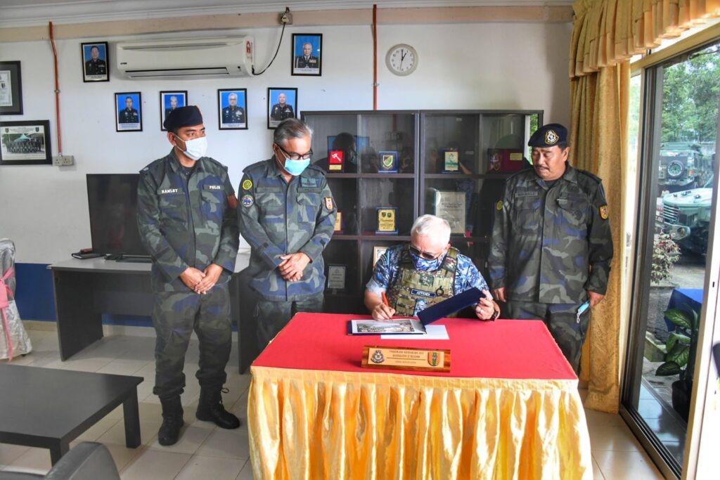 CDF General Tan Sri Dato’ Sri Hj. Affendi bin Buang at the 3 Bn PGA Tactical HQ.