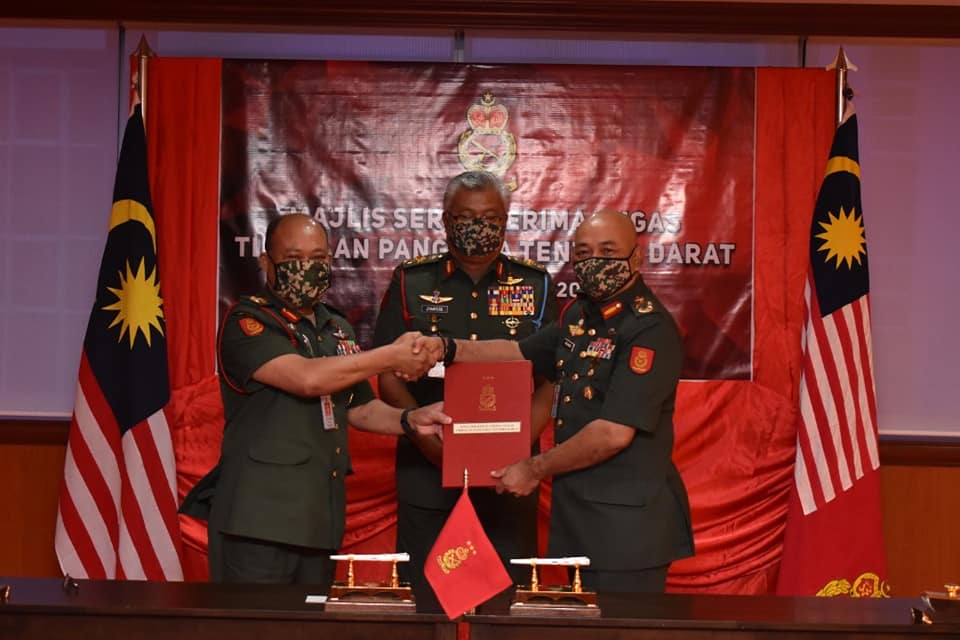 Dy COA Lieutenant General Dato' Hasagaya bin Abdullah handing over his appointment to Lieutenant General Dato' Mohammad bin Ab Rahman.