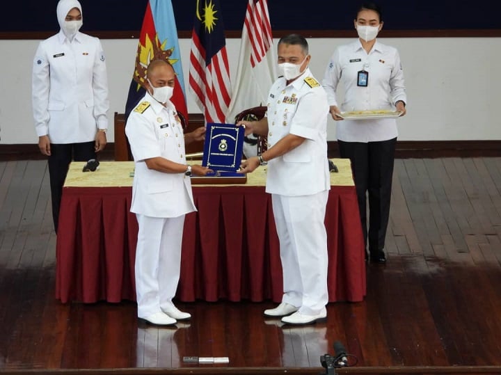 VADM Dato’ Sabri bin Zali officially handing over the post of Commander Naval Region 2 (PANGWILLA 2) to YBhg RADM Rusli bin Ahmad