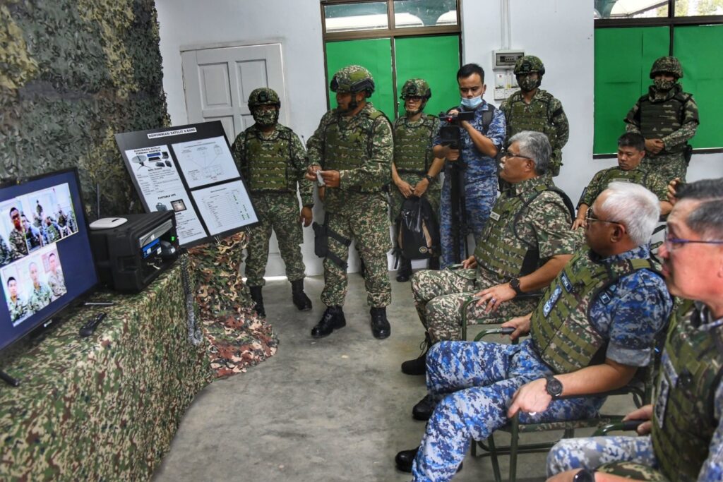 CDF General Tan Sri Dato’ Sri Hj. Affendi bin Buang brief on border security operations.