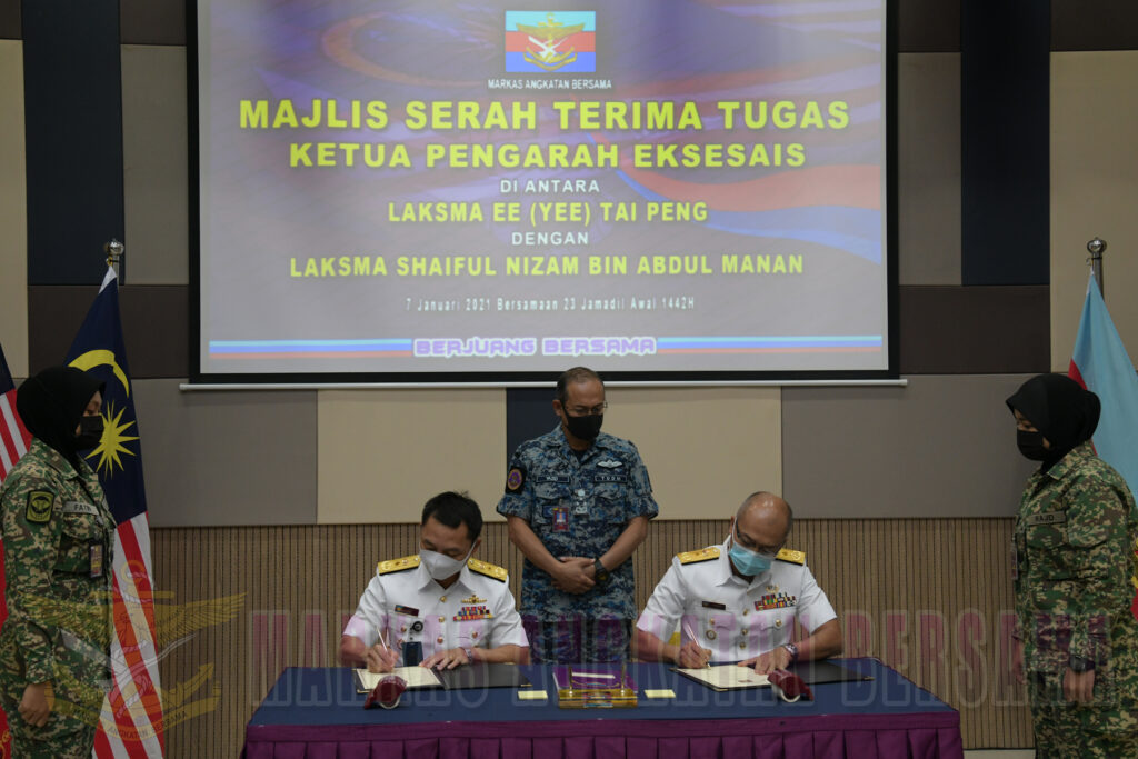 FADM Ee (Yee) Tai Peng hands over his appointment to FADM Shaiful Nizam Abdul Manan.