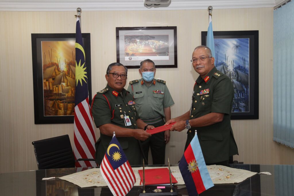 New Director of Information Warfare Col Dr Sayuthi Jaafar (right).