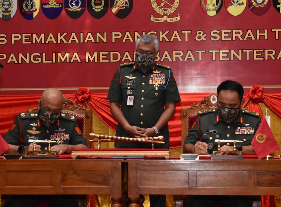 Incumbent Lieutenant-General Dato' Mohammad bin Ab Rahman handed over the appointment of Army Western Field Commander to Lieutenant-General Datuk Muhammad Hafizuddeain bin Jantan.