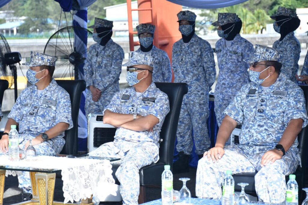 Commander of Eastern Fleet, Admiral Dato' Sabri bin Zali and senior officers from the RMN Eastern Fleet witnessing the return of LMS Sundang.